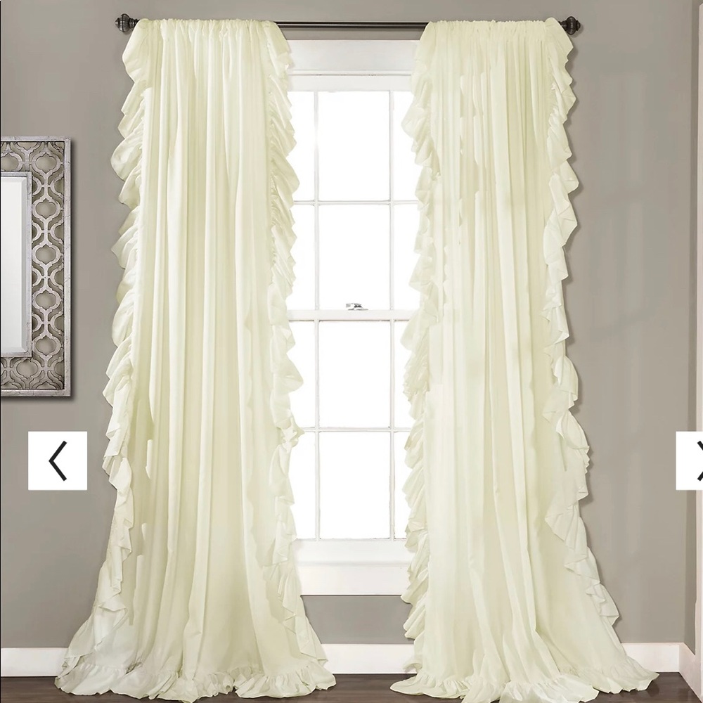 NWOT- Lush Decor 2 Panels Reyna Cascading Ivory